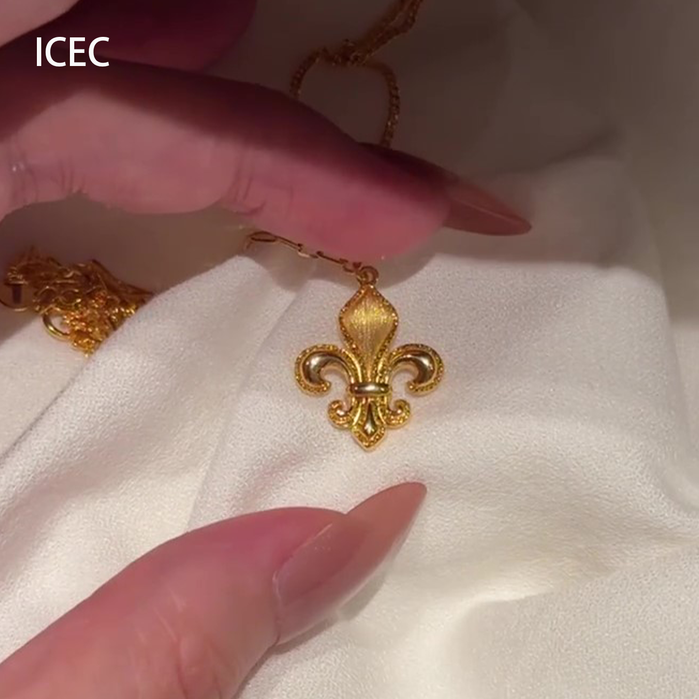 新年复古金色爆闪鸢尾花项链女