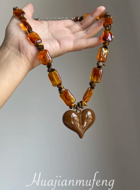 复古琥珀串珠爱心吊坠项链女