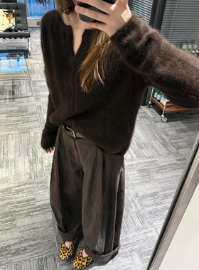 美拉德穿搭咖色V领浣熊绒毛衣女秋冬慵懒高级感外穿内搭针织上衣