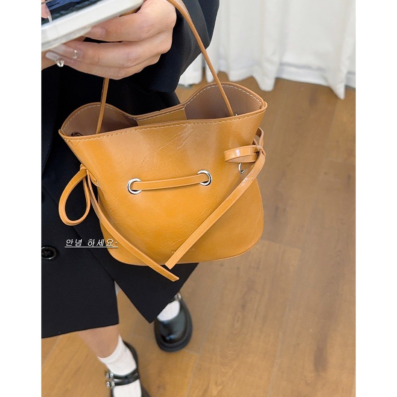 今年流行手拎小包包女式2025新款夏天单肩斜挎包高级感小众水桶包