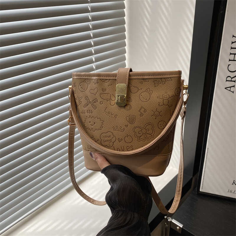 秋冬新款小包包女2024时尚卡通手提水桶包百搭洋气质感通勤斜挎包