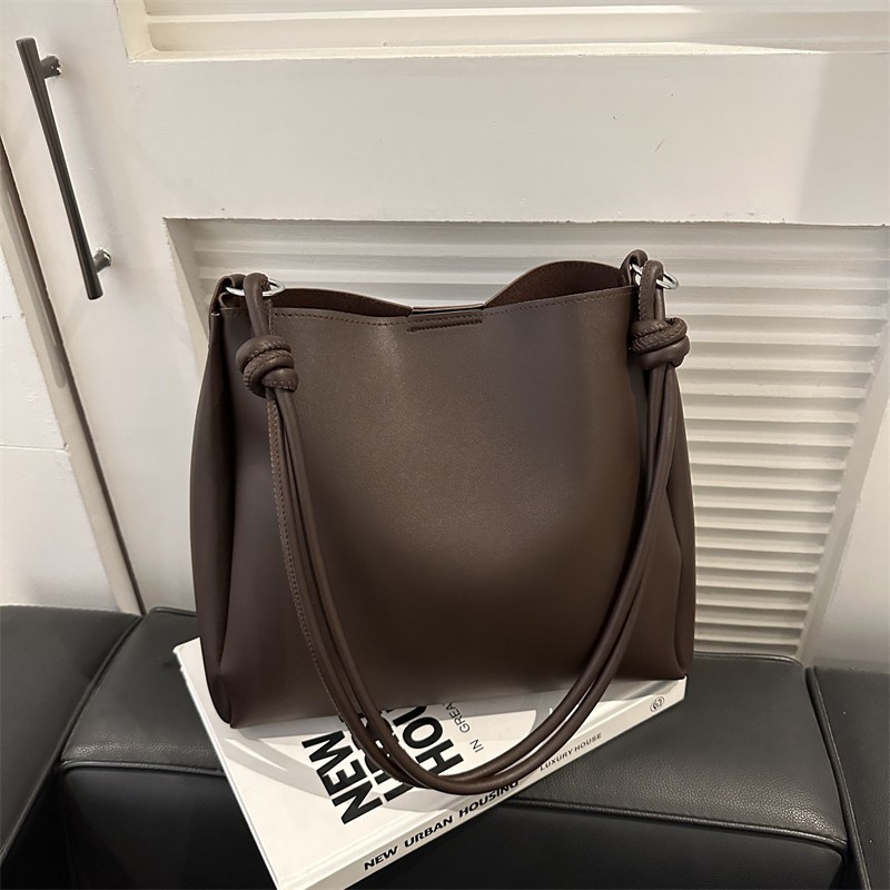 今年流行包包女大容量2023新款秋冬复古时尚单肩包质感百搭水桶包