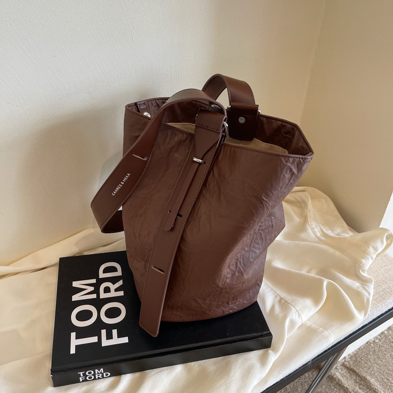 今年流行包包女士2025新款洋气手抓纹斜挎包大容量通勤单肩水桶包