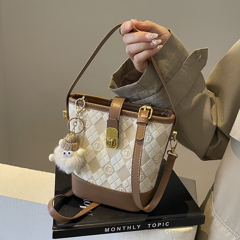 秋季流行格子小包包女式2025新款时尚撞色水桶包高级感单肩斜挎包