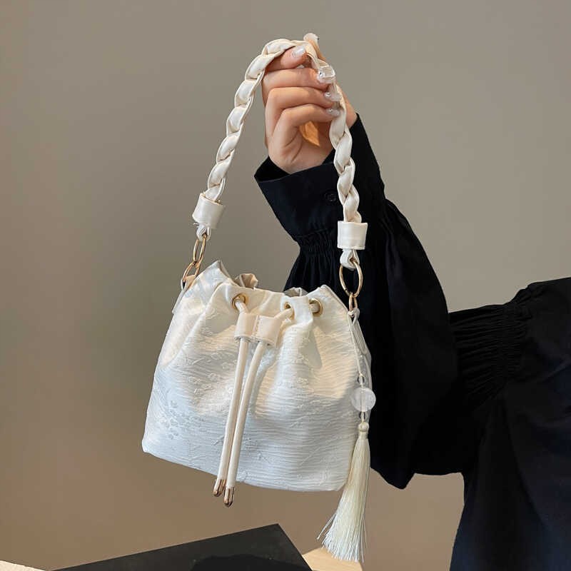 新中式帆布花朵水桶包包女2024新款时尚流行百搭斜挎包小众手提包