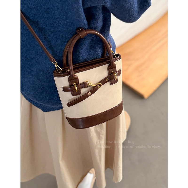 今年超火斜挎包包女2024新款秋冬单肩包小众复古高级感手提水桶包