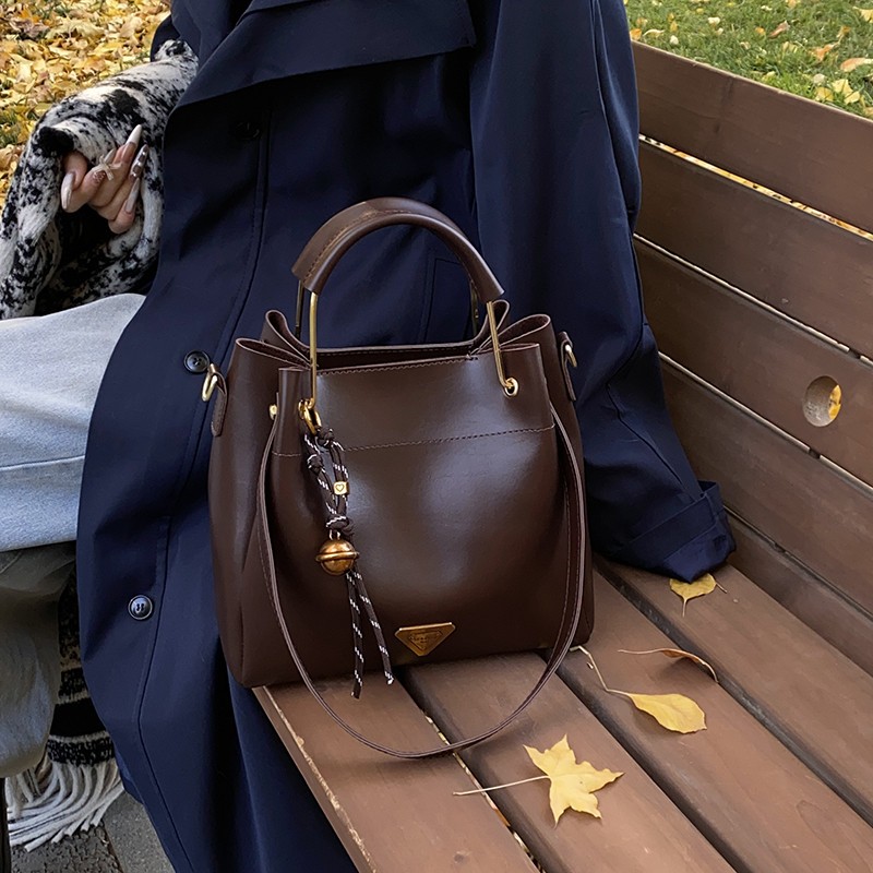 高级感包包女2025新款时尚复古单肩腋下水桶包百搭通勤斜挎手提包