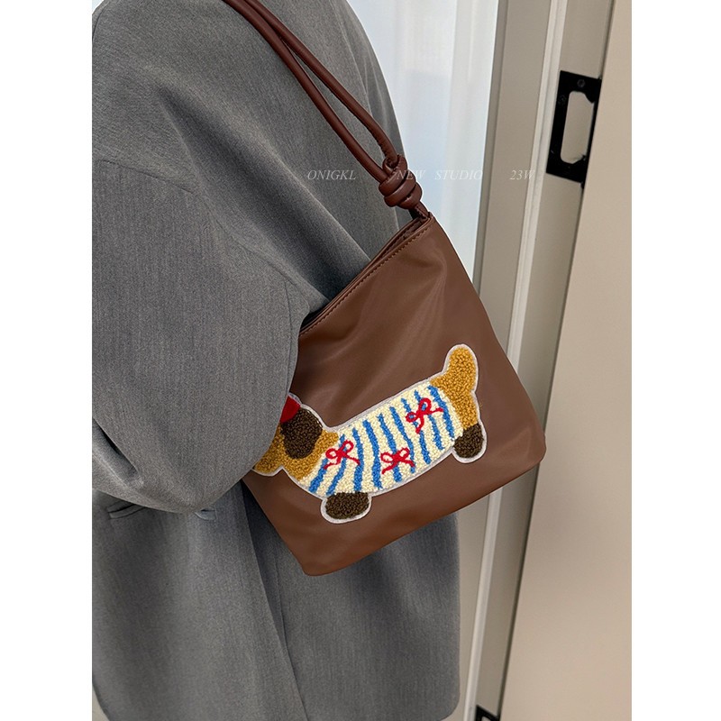 休闲腊肠狗包包女式2025新款秋冬单肩腋下包高级感复古斜挎水桶包