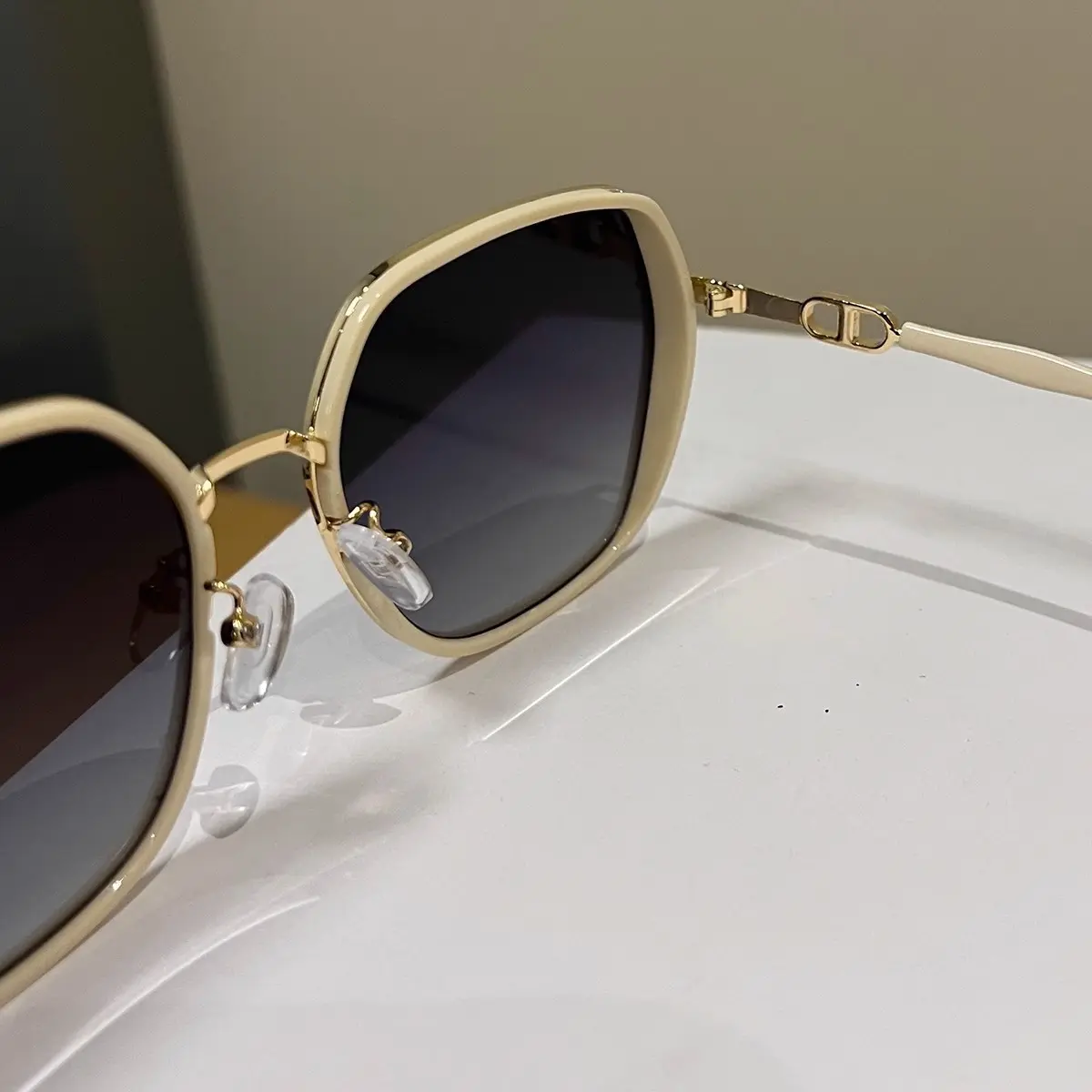 新款2025墨镜女感显脸小防紫外线太阳镜潮流亮边开车遮阳眼镜