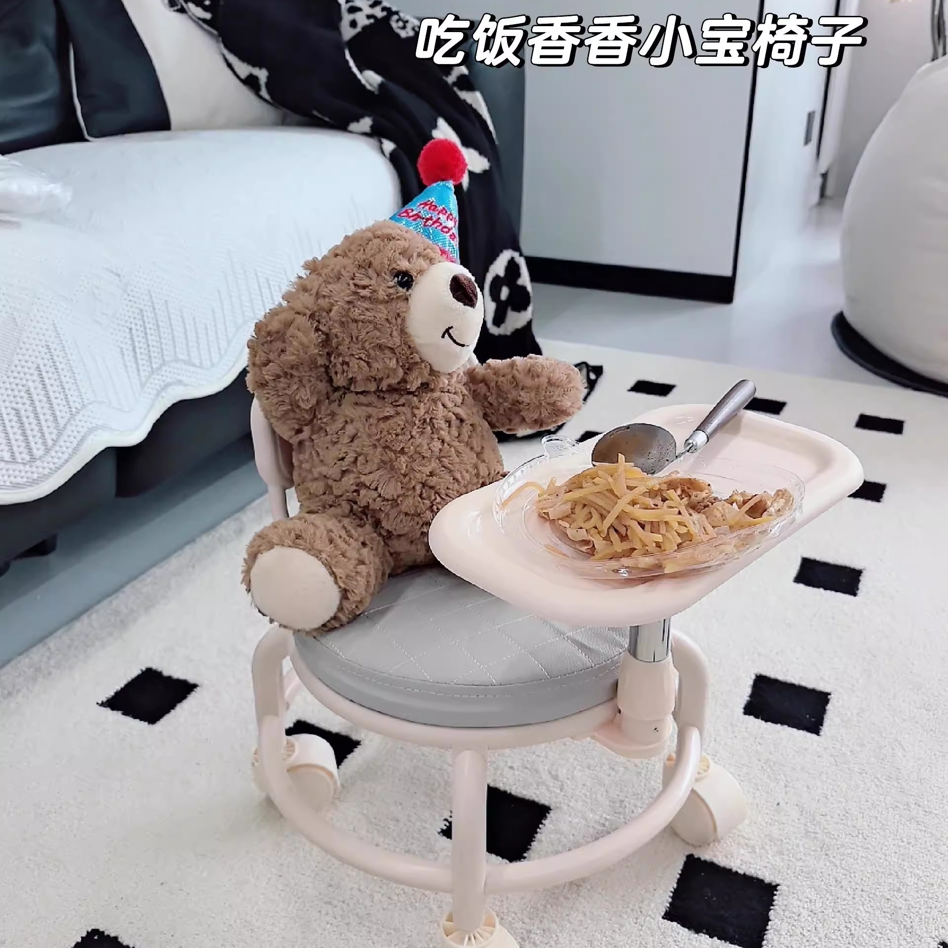 宝宝坐在小滑轮椅子上吃饭都香了