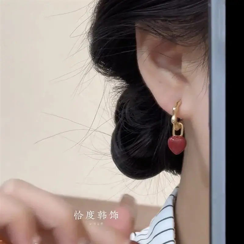小巧酒红色爱心耳扣可拆卸心形小锁耳环气质小众时尚新年耳饰d