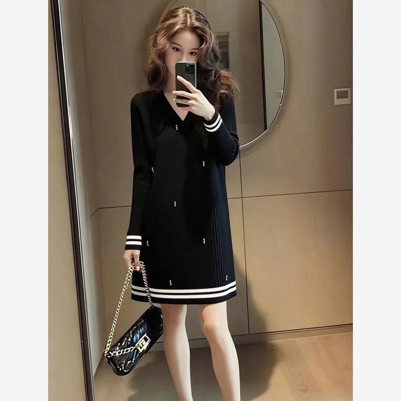 法式黑色v领针织连衣裙女2026冬季新款中长款内搭可配大衣毛衣裙