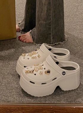 品牌网红水钻小香风厚底洞洞鞋女2026夏季时尚两穿增高包头半凉拖