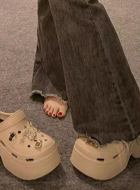 品牌水钻小香风厚底洞洞鞋女2026新款外穿时尚两穿增高包头半凉拖