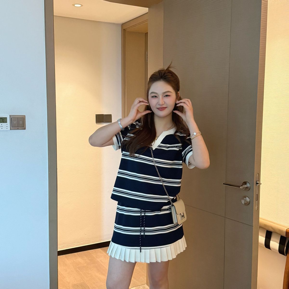 大码女装韩系条纹上衣短裙两件套夏季新款胖mm独特漂亮绝美小套装图片