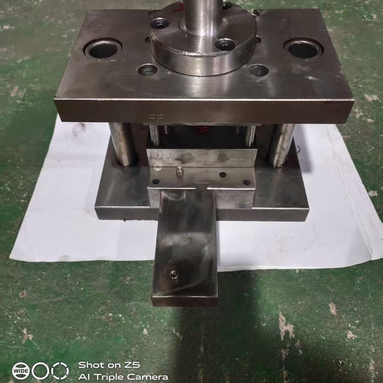 模具定制加工 浇铸 压铸 冲压成型模具 线切割加工 模具图片