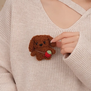 秋冬毛绒蘑菇毛线编织草莓包包胸针心胸花卡通高级感胸饰