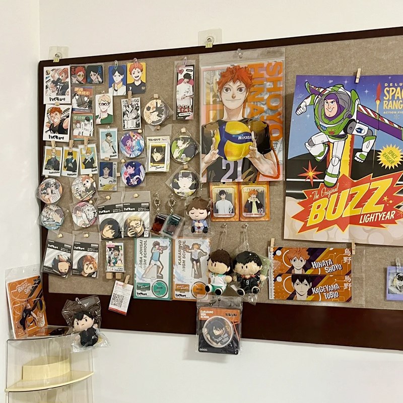 谷子毛毡板墙面装l饰墙上吧唧徽章收纳板展示架软木墙贴照片墙痛