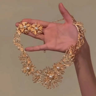 欧美风夸张小众金色花朵珍珠项链女款礼服配饰精致高级感锁骨链潮