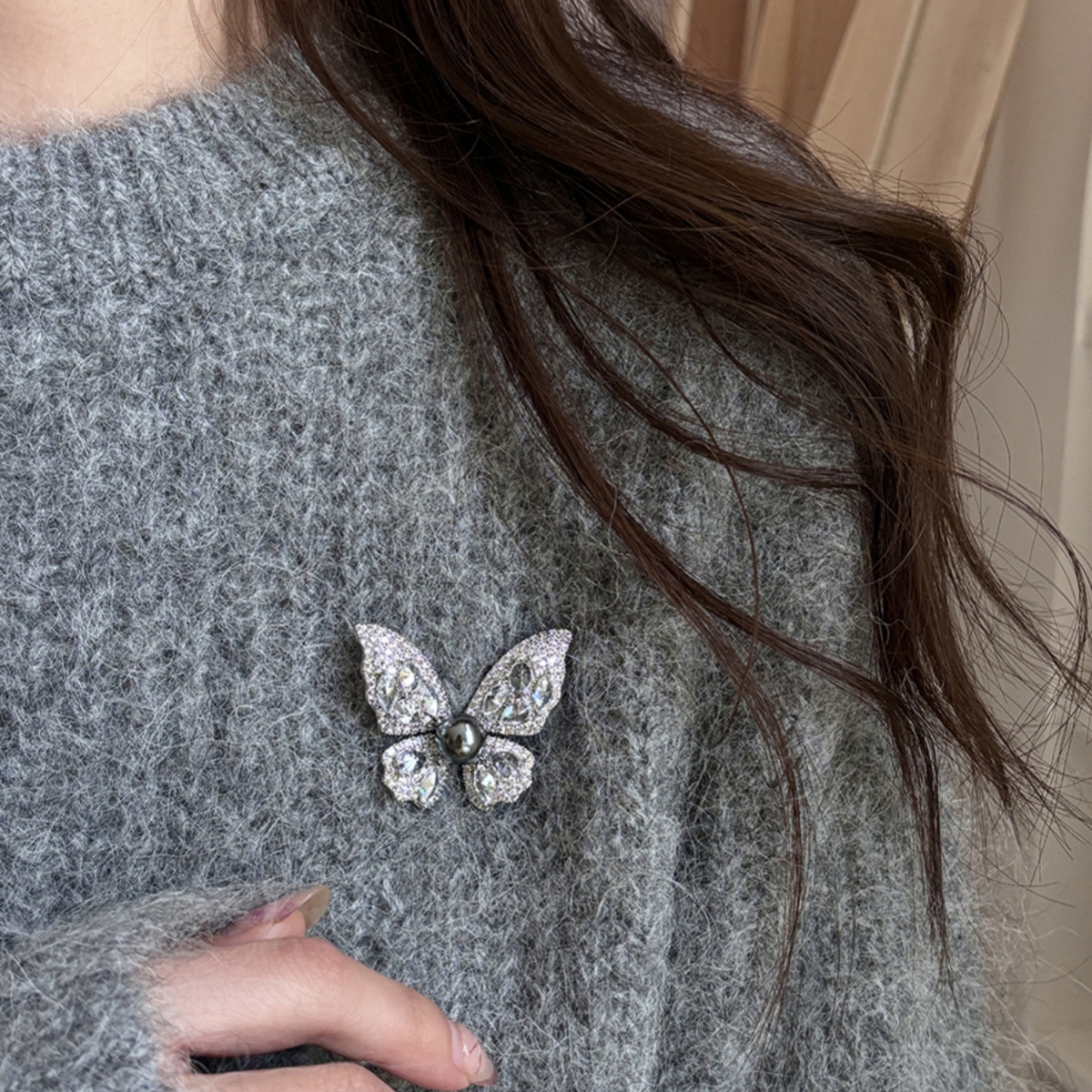 「蝴蝶效应」法式轻奢优雅高档施家灰珍珠闪耀奢华高级毛衣链胸针