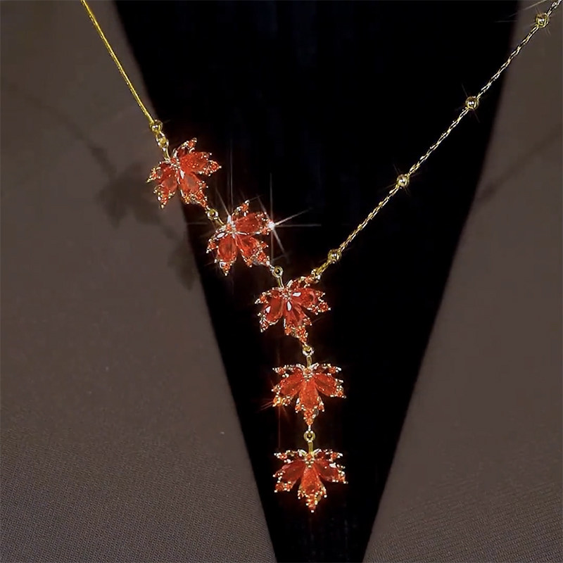 网红爆款红色枫叶吊坠项链女时尚名媛森系毛衣链钛钢长款百搭配饰