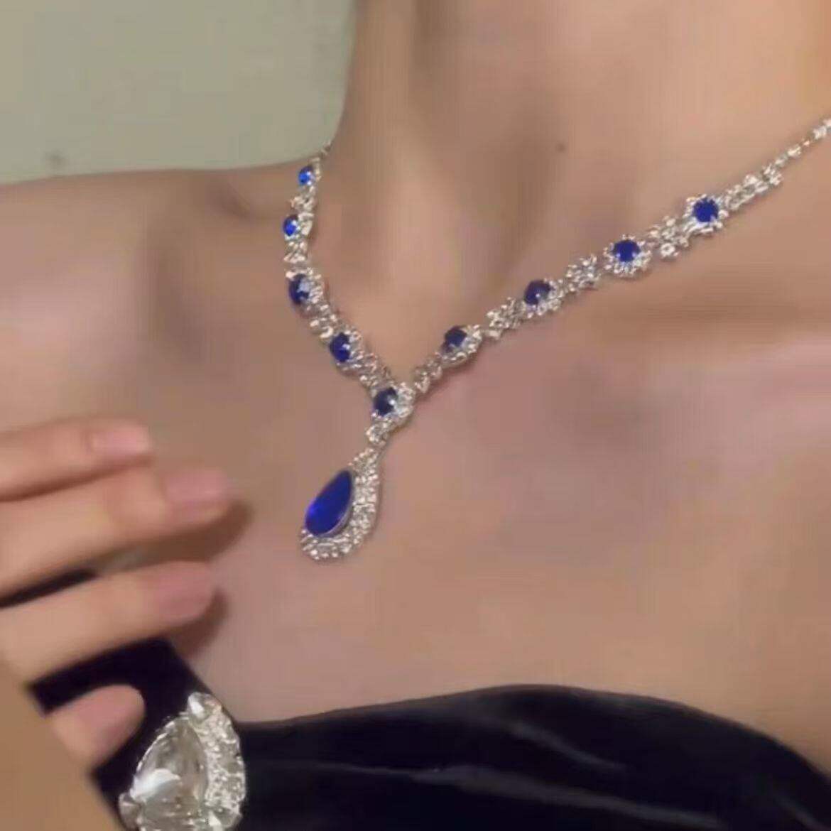 爆闪蓝色满钻水滴吊坠项链女2026新款高级感宴会晚礼服锁骨链颈链