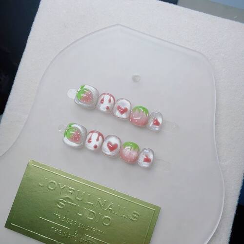 纯手工可爱立体草莓新款儿童穿戴爆闪短款猫眼可爱显白美甲指甲