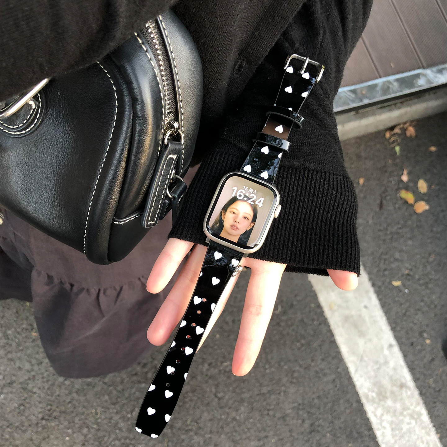 适用苹果s11手表表带s10漆皮爱心