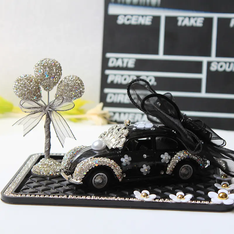 汽车车模创意结车模钻摆件车载内饰品小雏菊防滑垫摆件