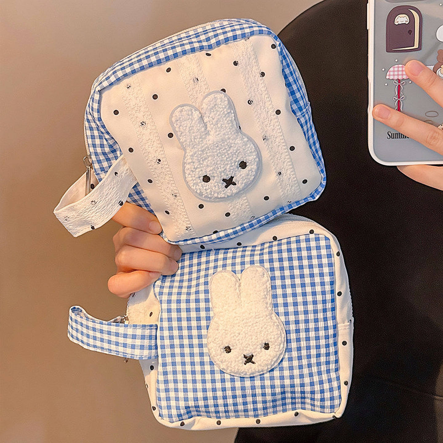 可爱兔子刺绣蓝格波点手拿包女