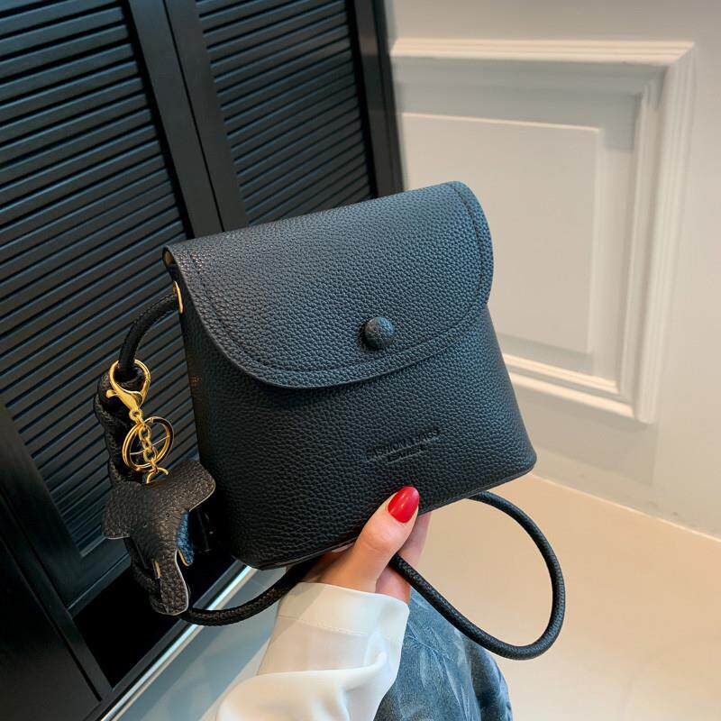 新品今年流行水桶包包女士2025新款轻便斜挎小包休闲单肩包百搭手