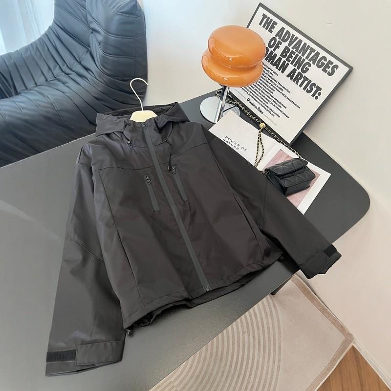 新品大码欧货设计感连帽冲锋衣短外套女秋季新款显瘦宽松工装夹克