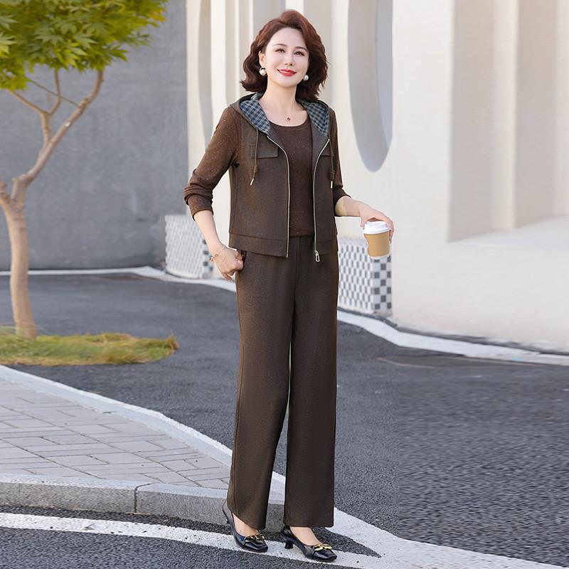 推荐中年妈妈春秋套装时尚连帽外套2025新款中老年女装休闲运动三