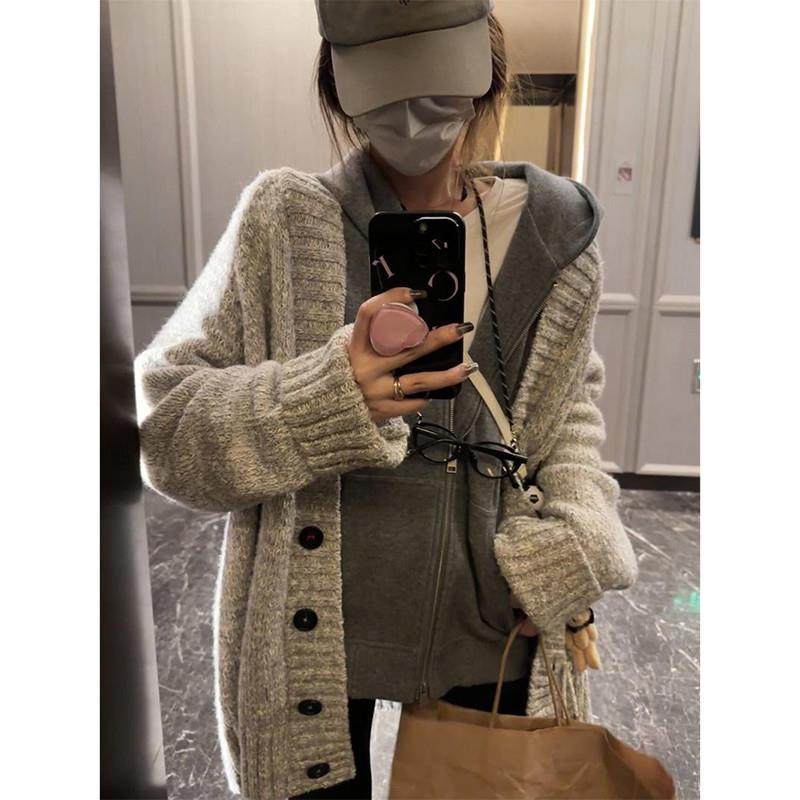 新品老钱风灰色v领中长款毛衣外套女秋冬季浣熊绒加厚高级感针织