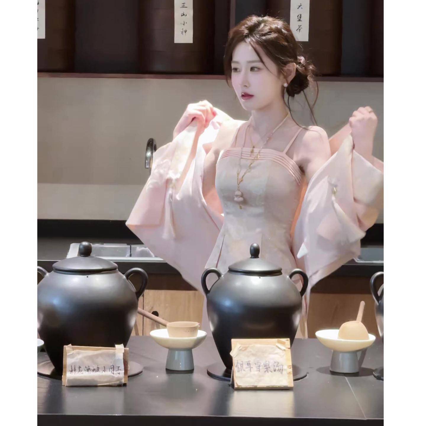 推荐国风甜美风时尚套装裙2026春季新款修身吊带+外套+半身裙三件