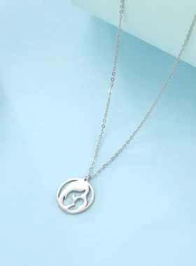 百搭设计感镂空圆环妈妈怀抱宝宝温馨场景吊坠钛钢女生项链