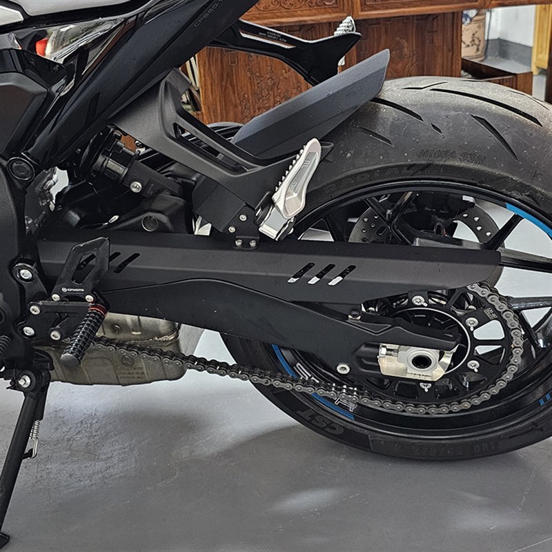 适用春风675SR-R改装t加长后挡泥板后泥瓦铝合金链条罩盖装饰配件