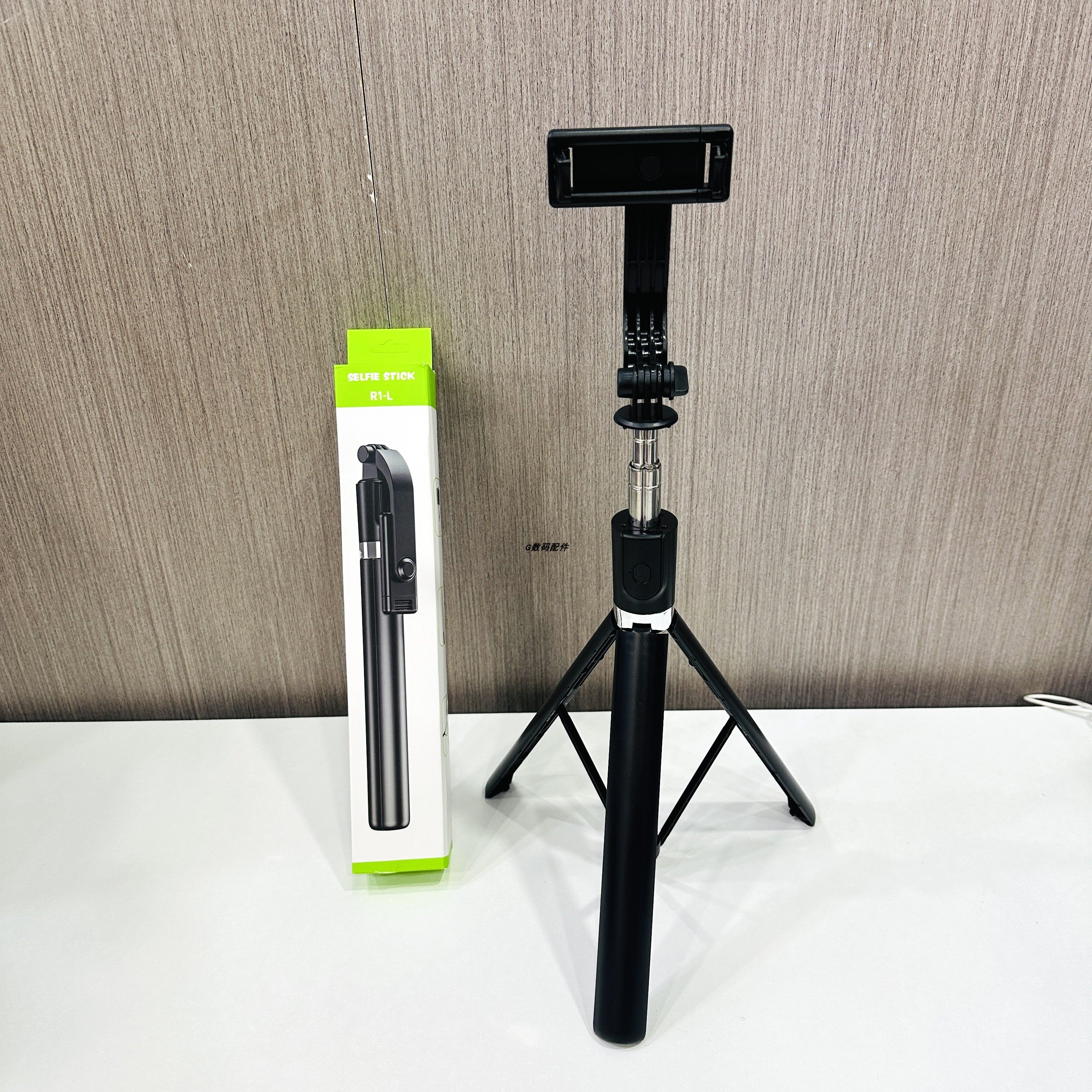 自拍杆加长款自带美颜灯户外拍摄神器新款卡通可伸缩三脚架便携款