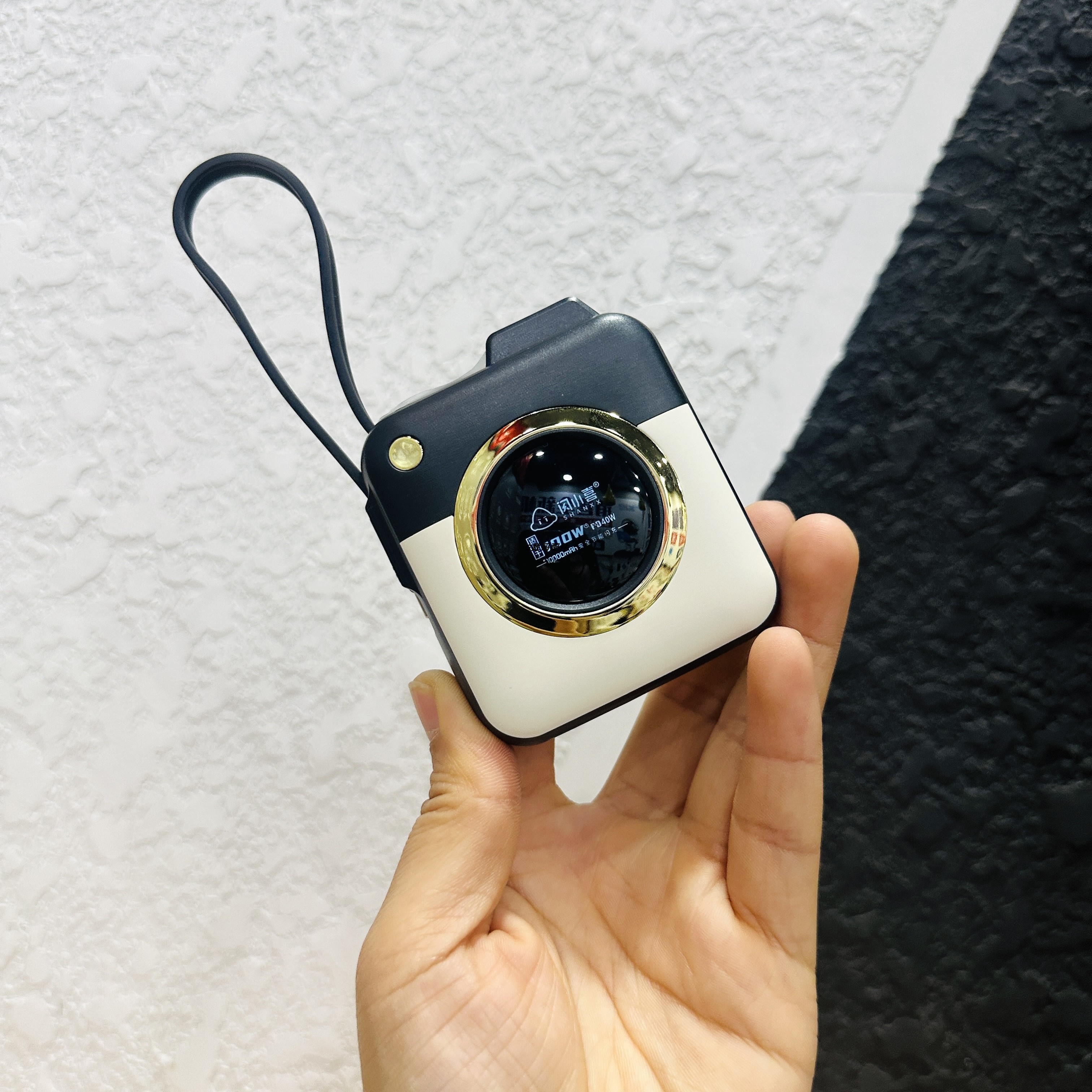 闪小喜充电宝6号b款迷你相机自带线快充自带数显节能闪充移动电源