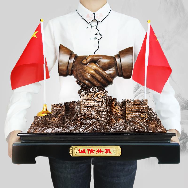 合作共赢诚信握手摆件红旗办公室高档领导老板办公桌装饰摆设男士