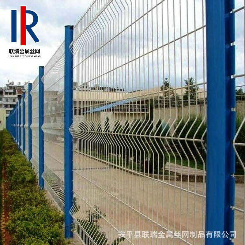 现货三角折弯桃型柱护栏网 小区园林别墅安全隔离围网 桃型柱护栏