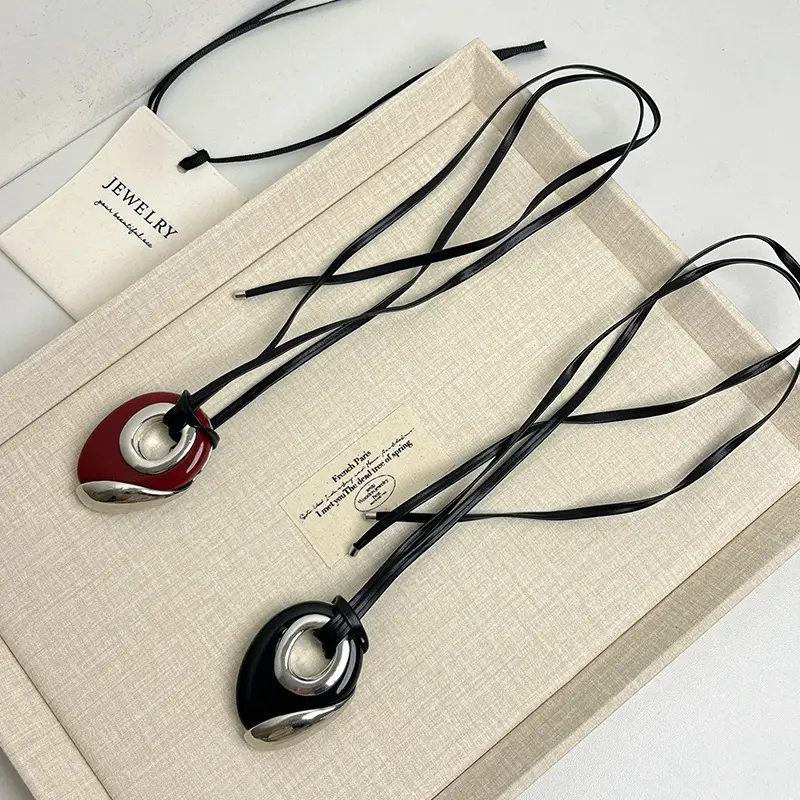 黑玛瑙圆形吊坠皮绳长项链女小众设计高级感轻奢2025年新款毛衣链