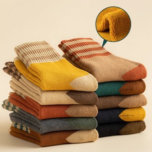 穿上就感觉脚底发热，超舒适！加绒雪地袜，搭配衣服很好看