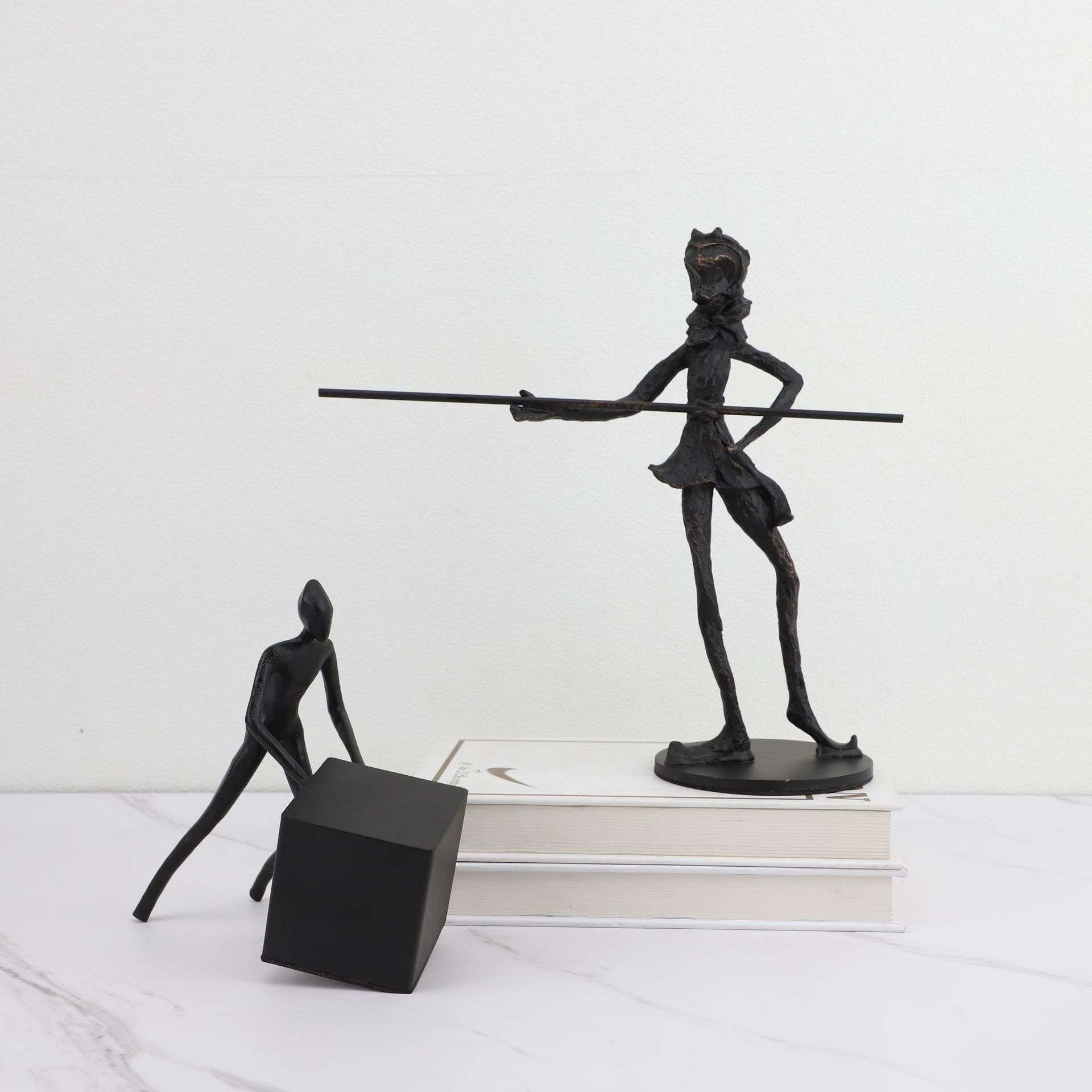 新中式黑色铸铁人样板房办公室卧室书房桌面玄关软装饰品人物摆件