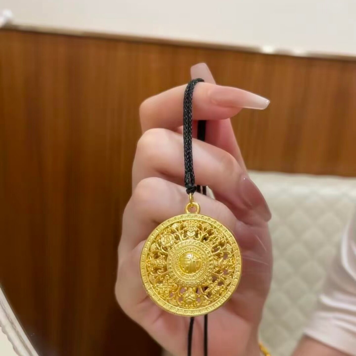 卡纯诗金店同款沙金仿真金佛光普照八宝罗盘吊坠女新款项链挂坠