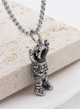 p0775 饰品 个性复古太空人宇航员男士钛钢吊坠项链