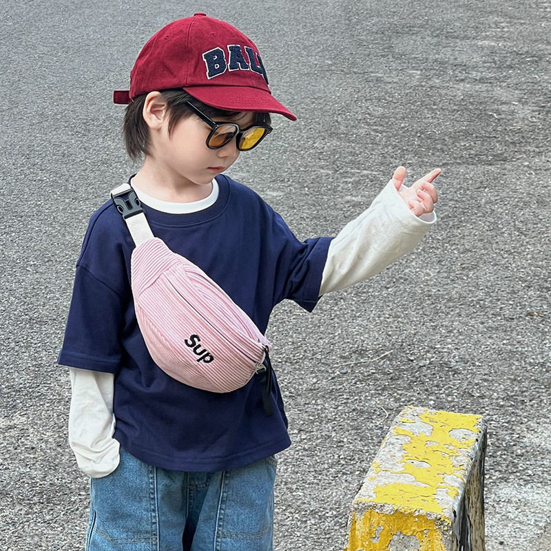 韩版男女童胸包时尚灯芯绒洋气字母小孩斜挎包2025秋冬新款儿童包