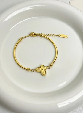 法式复古金色钛钢手链女小众设计高级感手镯轻奢精致百搭手饰