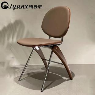 设计师创意中古风翠鸟椅北欧轻奢现代简约真皮餐椅实木金属凳子