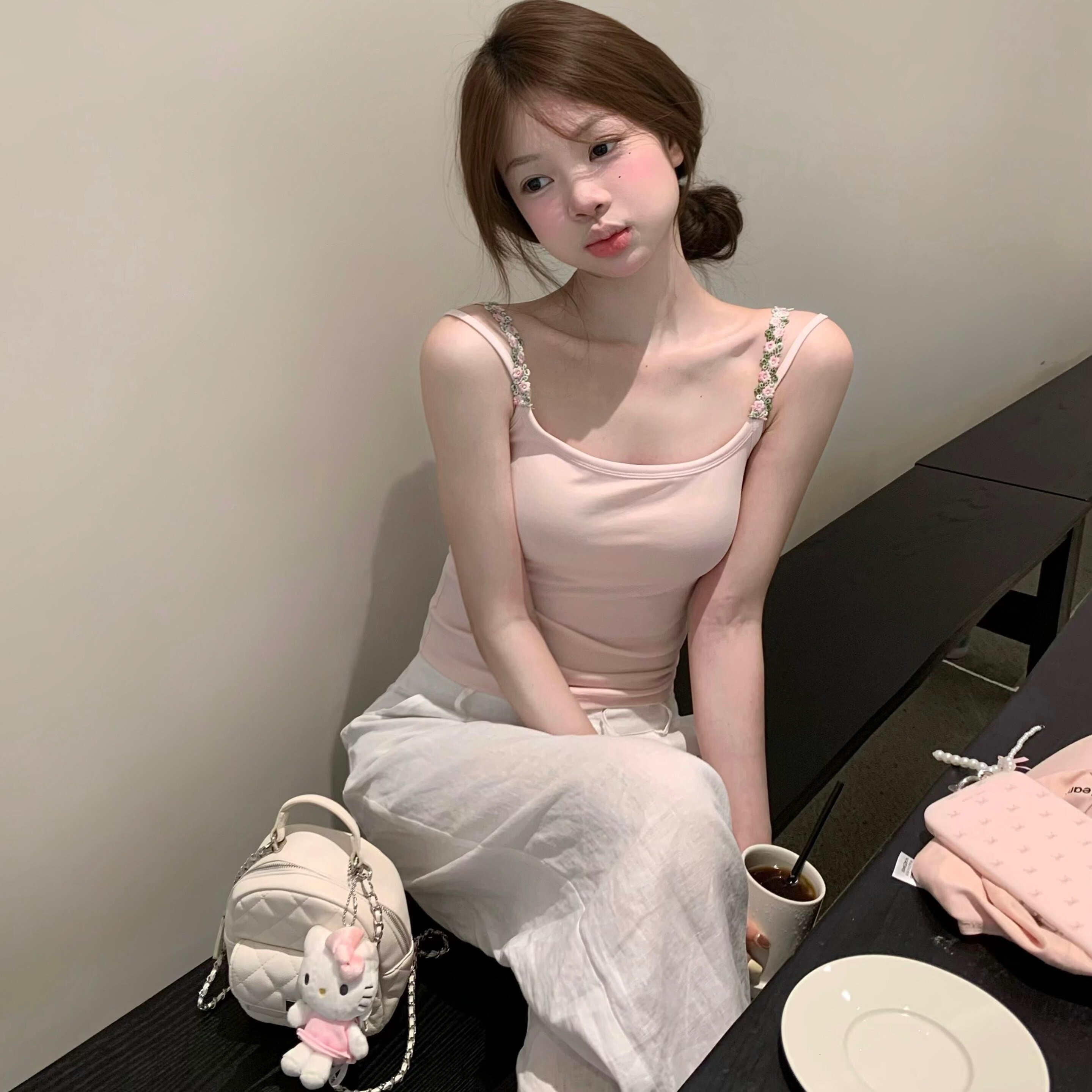 韩系花朵装饰粉色小吊带背心女夏季纯欲bm风修身显瘦内搭外穿上衣